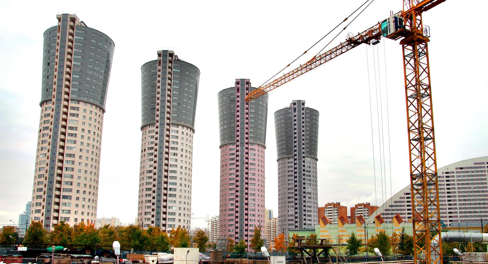 Строительство недвижимости москва. Высотная застройка Москвы. Современная стройка. Стройка многоэтажки. Застройка многоэтажных домов.